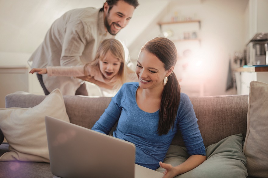 E-Partner: Eine Familie schaut auf einen Laptop