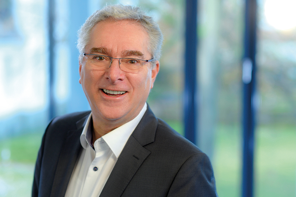 Digitaler oder direkter Kontakt? Herr Laur äußert sich