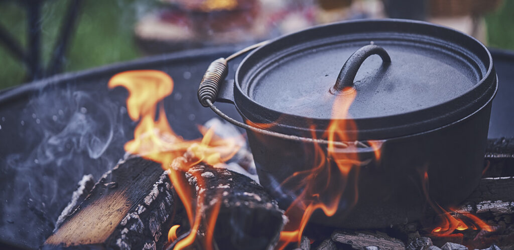 Chili Con Carne im Dutch Oven über dem Holzfeuer zubereiten