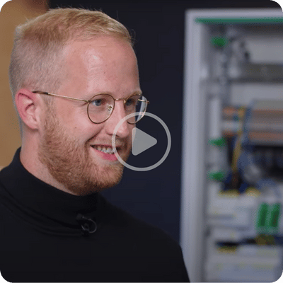 David Schweinberger von Schneider Electric. Darauf ein Playbutton, um das Video zu starten.